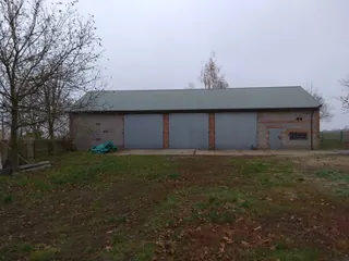 Dom jednorodzinny Cząstków pod Kłodawą z budynkami gospodarczymi