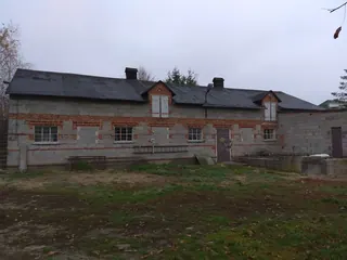 Dom jednorodzinny Cząstków pod Kłodawą z budynkami gospodarczymi